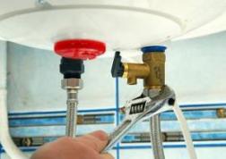 Gilbert plumber repairs a sink